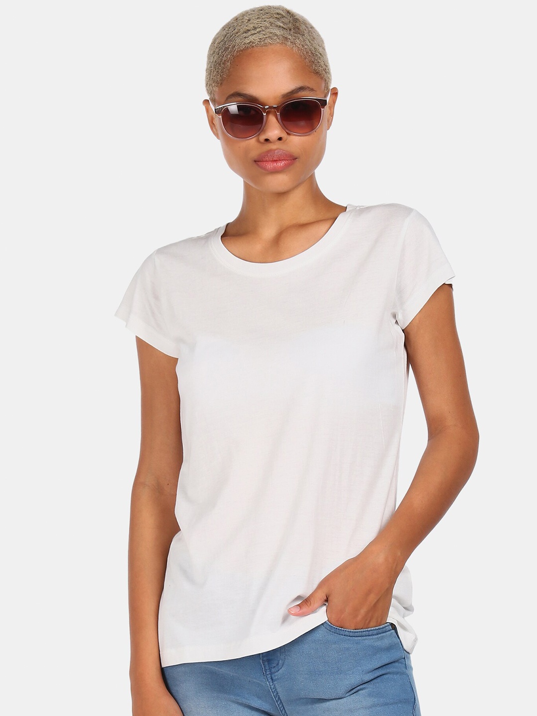 

Sugr Women White Extended Sleeves Pockets T-shirt