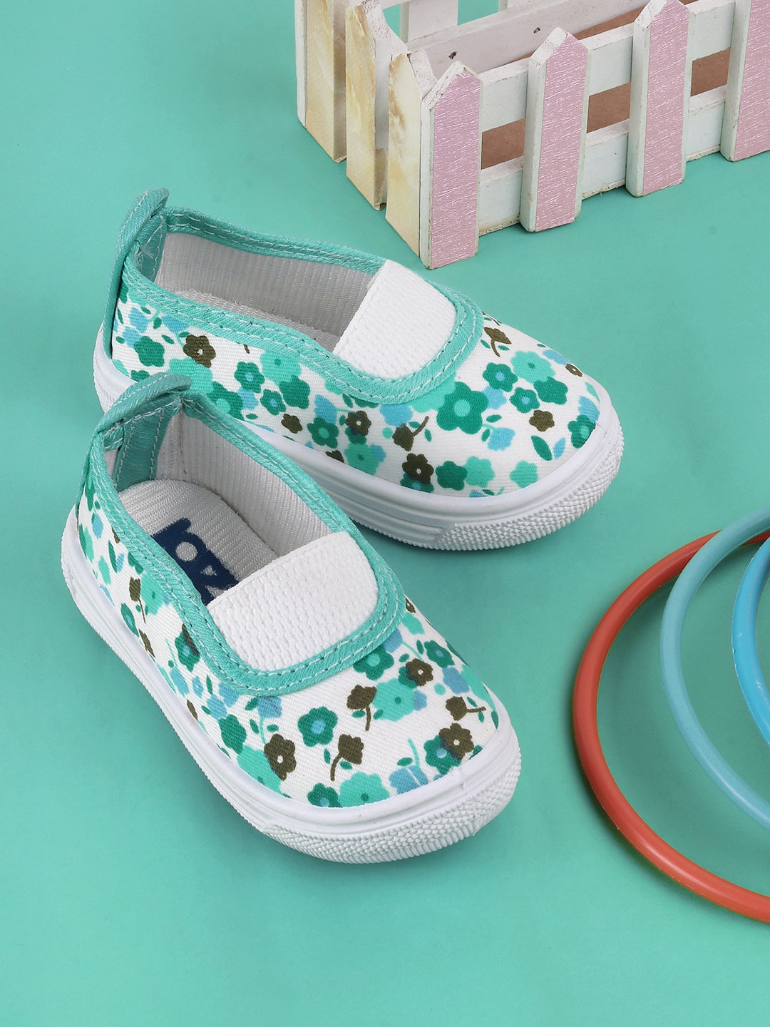 

Jazzy Juniors Girls Green & White Printed Slip-On Sneakers