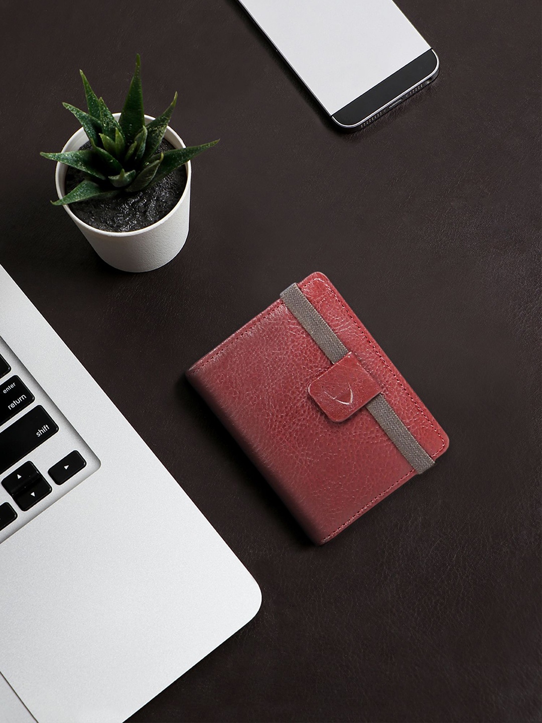 

Hidesign Men Red Leather Two Fold Wallet