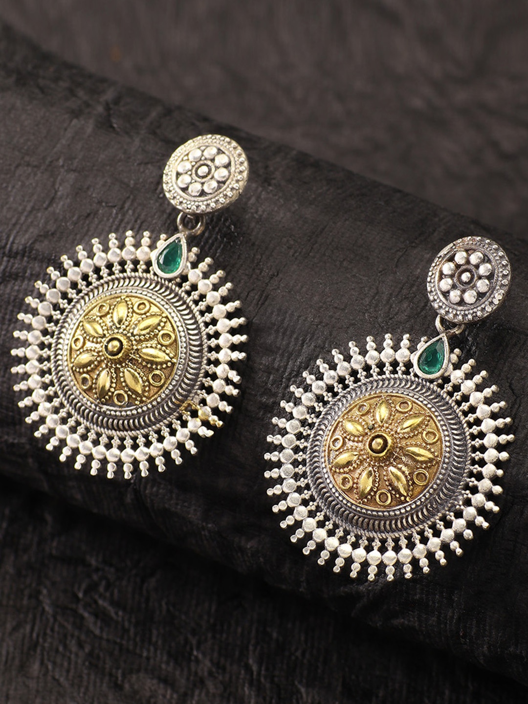 

Peora Oxidised Green Stone Mangtikka With Earrings