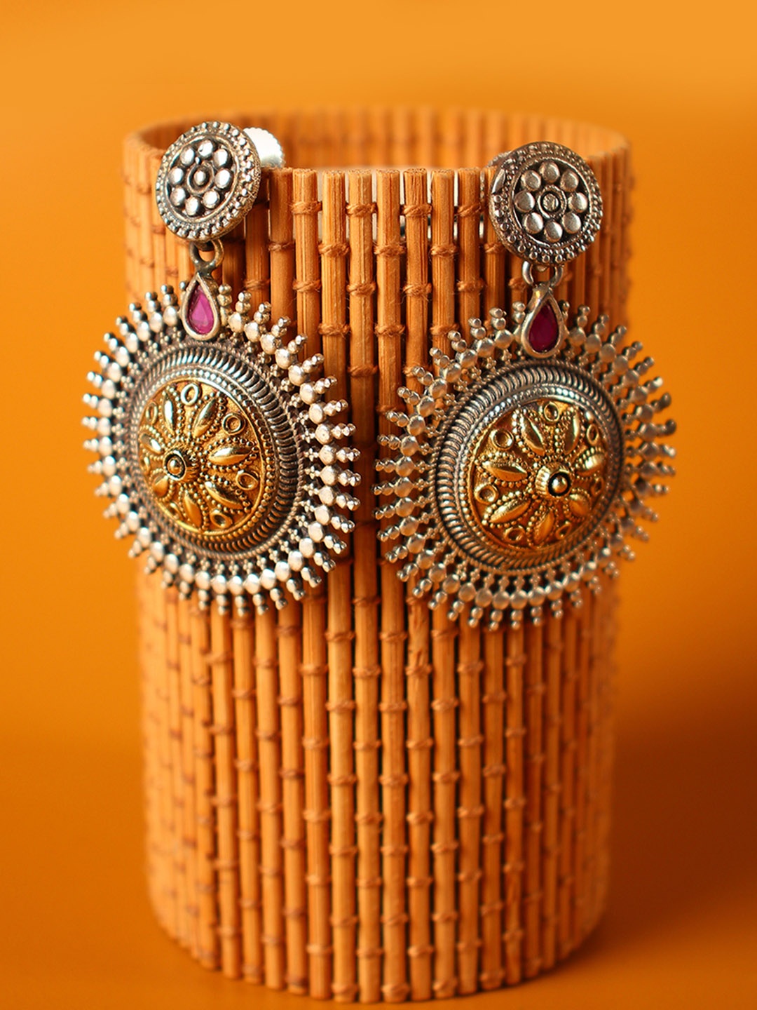 

Peora Oxidised Red Stone Mangtikka With Earrings, Magenta