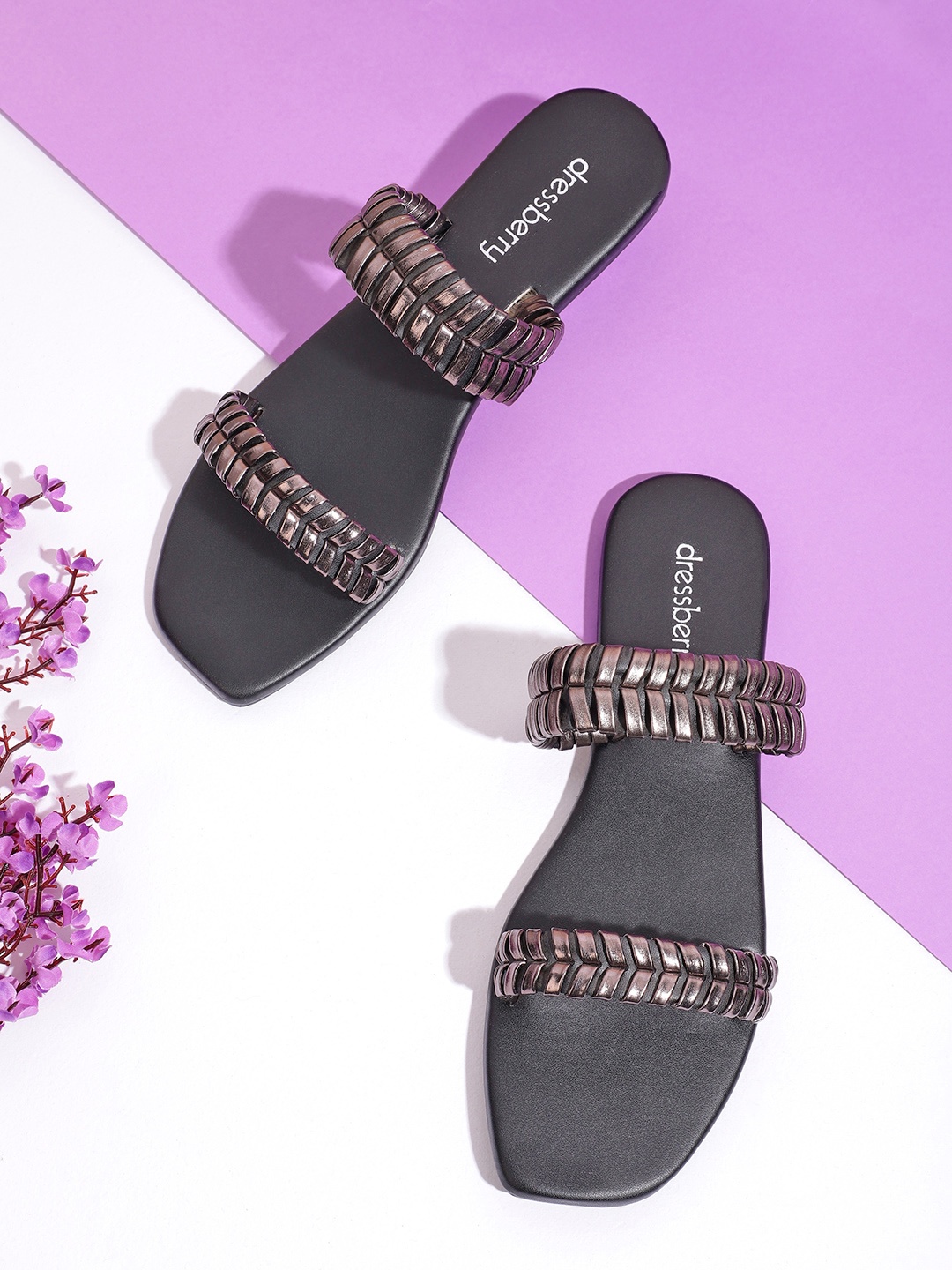 

DressBerry Women Black & Gunmetal-Toned Woven Design Open Toe Flats