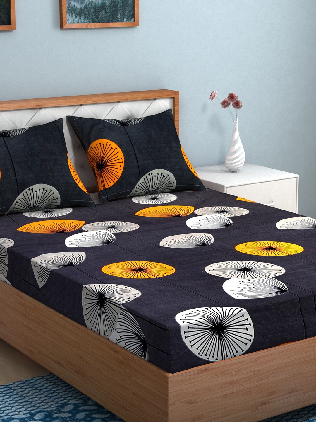 

TAG 7 Red & Black Geometric 210 TC 2 Cotton King Bedsheet with 4 Pillow Covers