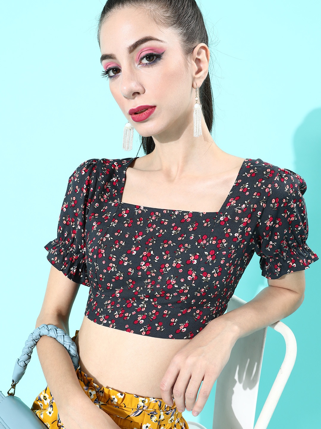 

Berrylush Navy Blue Floral Print Cinched Waist Crop Top