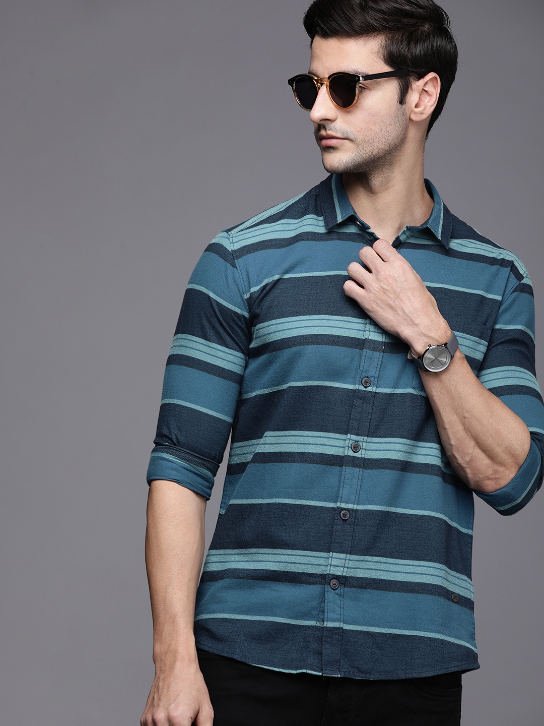

Voi Jeans Men Blue Slim Fit Horizontal Striped Pure Cotton Casual Shirt