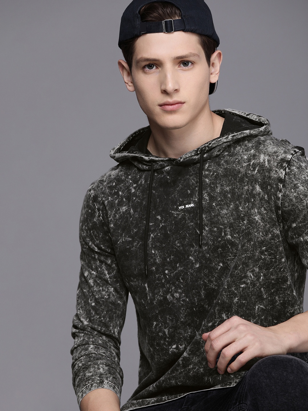 

Voi Jeans Men Black Printed Hooded T-shirt