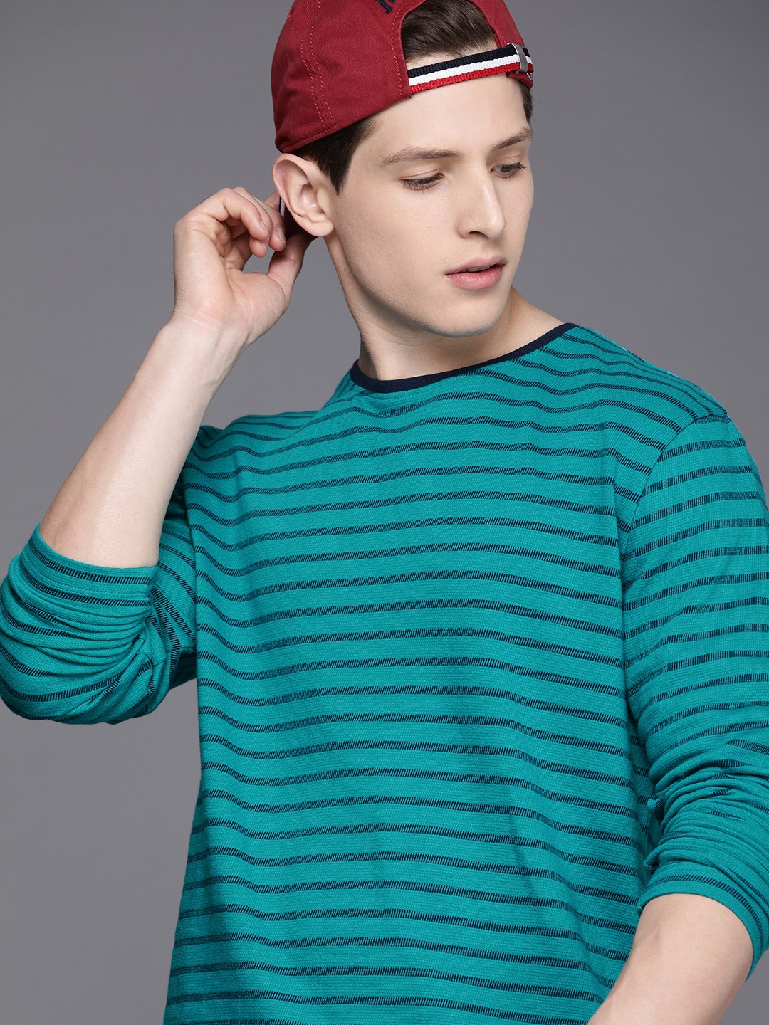 

Voi Jeans Men Blue Striped T-shirt