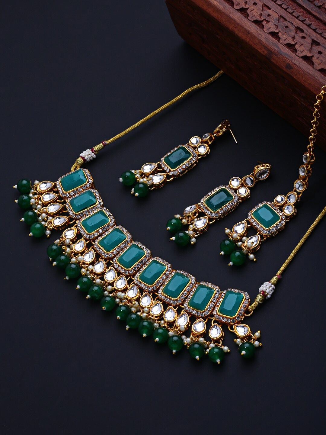 

Shining Diva Woman Green Kundan Jewellery Set