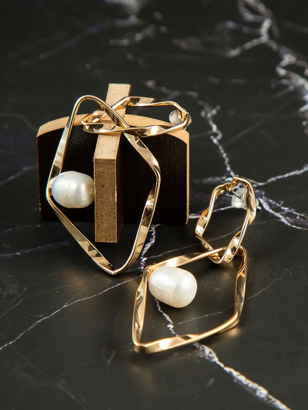 

anore Women Gold-Plated Diamond Shaped Contemporary Pearl Drop Earrings