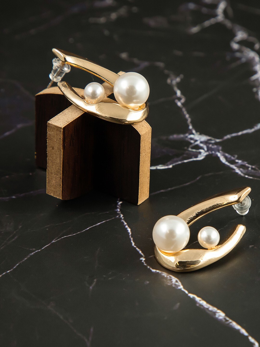 

anore Women Gold-Toned Teardrop Shaped Contemporary Pearl Studs Earrings