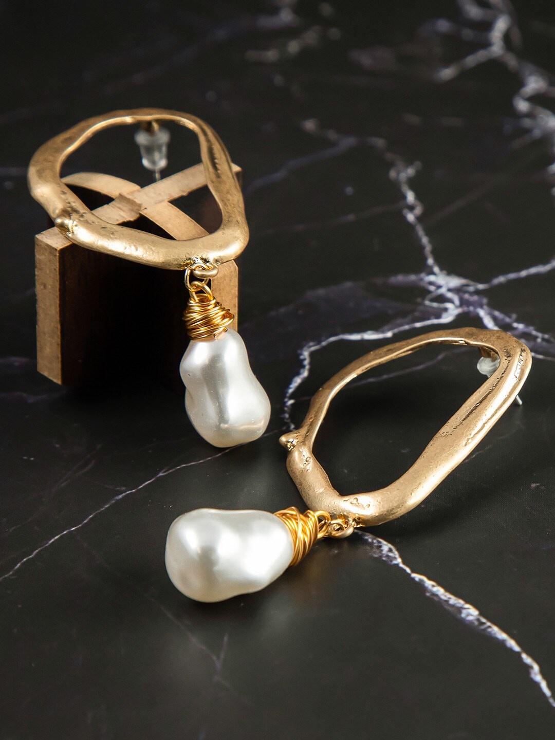 

anore Women Gold-Toned Teardrop Shaped Contemporary Pearl Drop Earrings