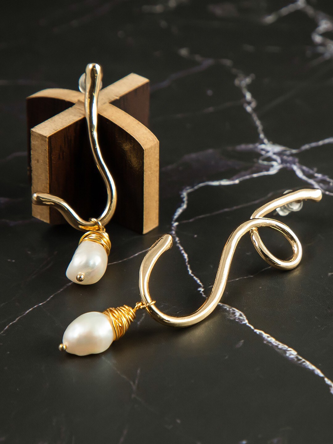 

anore Women Gold-Toned Contemporary Pearl Drop Earrings