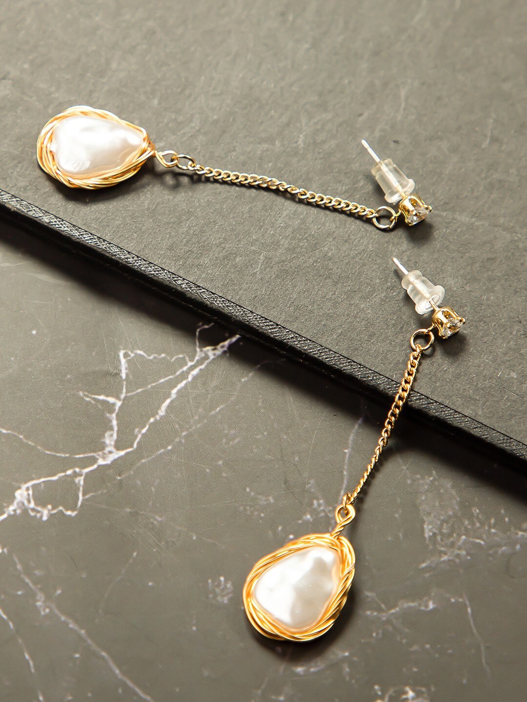 

anore Women Gold-Plated Teardrop Shaped Contemporary Pearl Drop Earrings