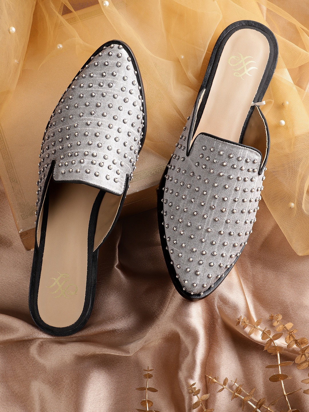 

House of Pataudi Women Grey & Off-White Handcrafted Embellished Mules