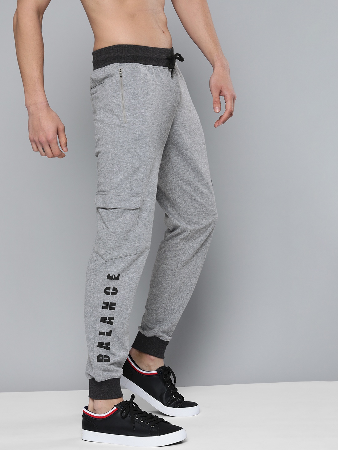 

HERE&NOW Men Grey & Black Colourblocked Mid Rise Casual Joggers