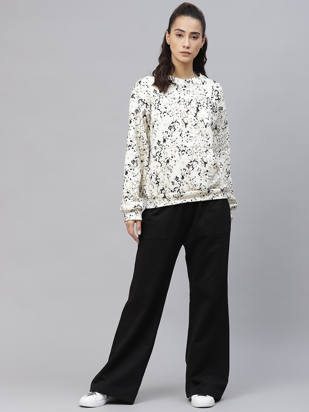 

Laabha Women White & Black Abstract Print Tracksuit