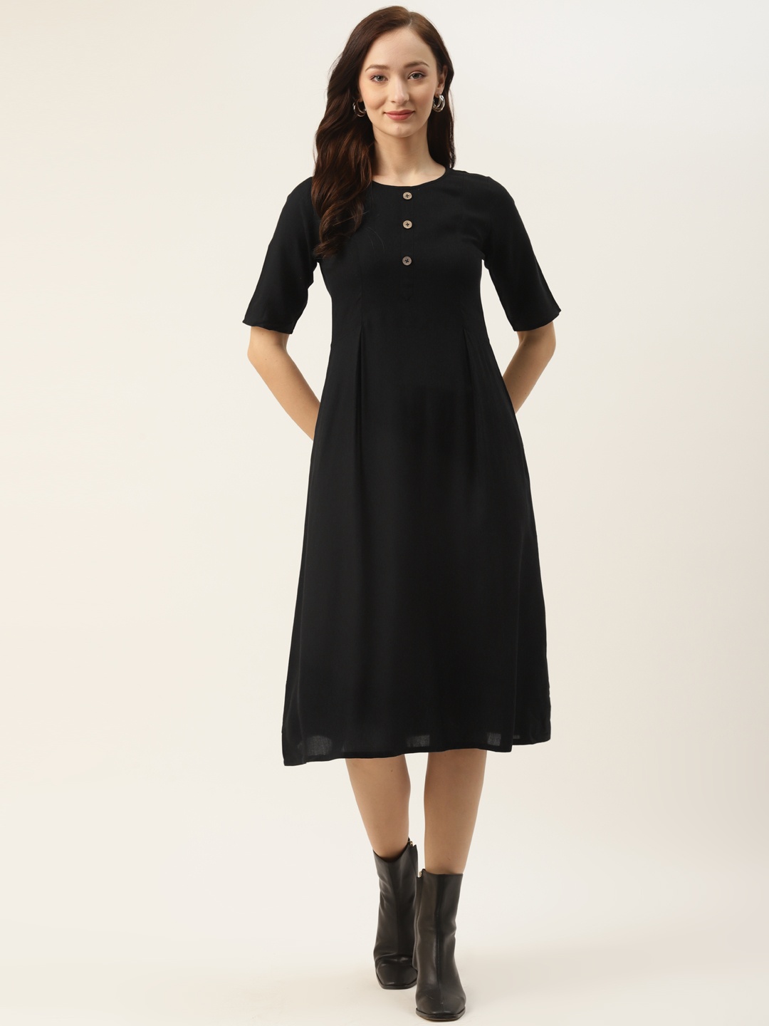 

BRINNS Black Solid Flared Midi Dress