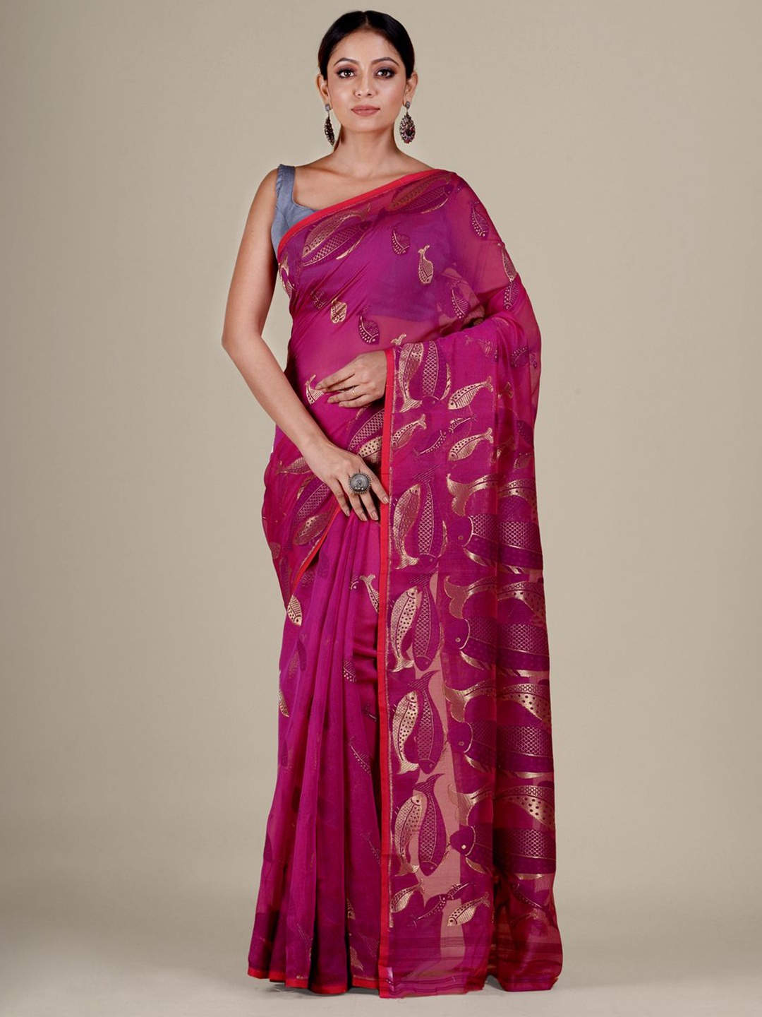 

Mitera Magenta & Gold-Toned Ethnic Motifs Silk Cotton Jamdani Saree
