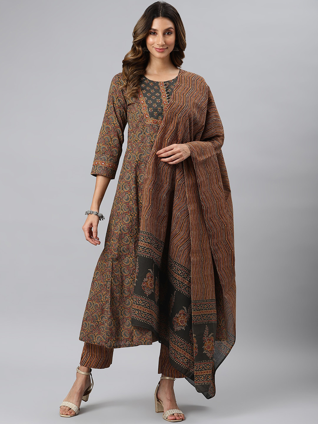 

SIAH Women Black & Maroon Floral Printed Pure Cotton Kurta With Trousers & Dupatta