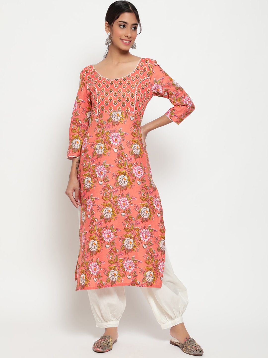 

antaran Women Peach-Coloured Floral Printed Straight Kurta