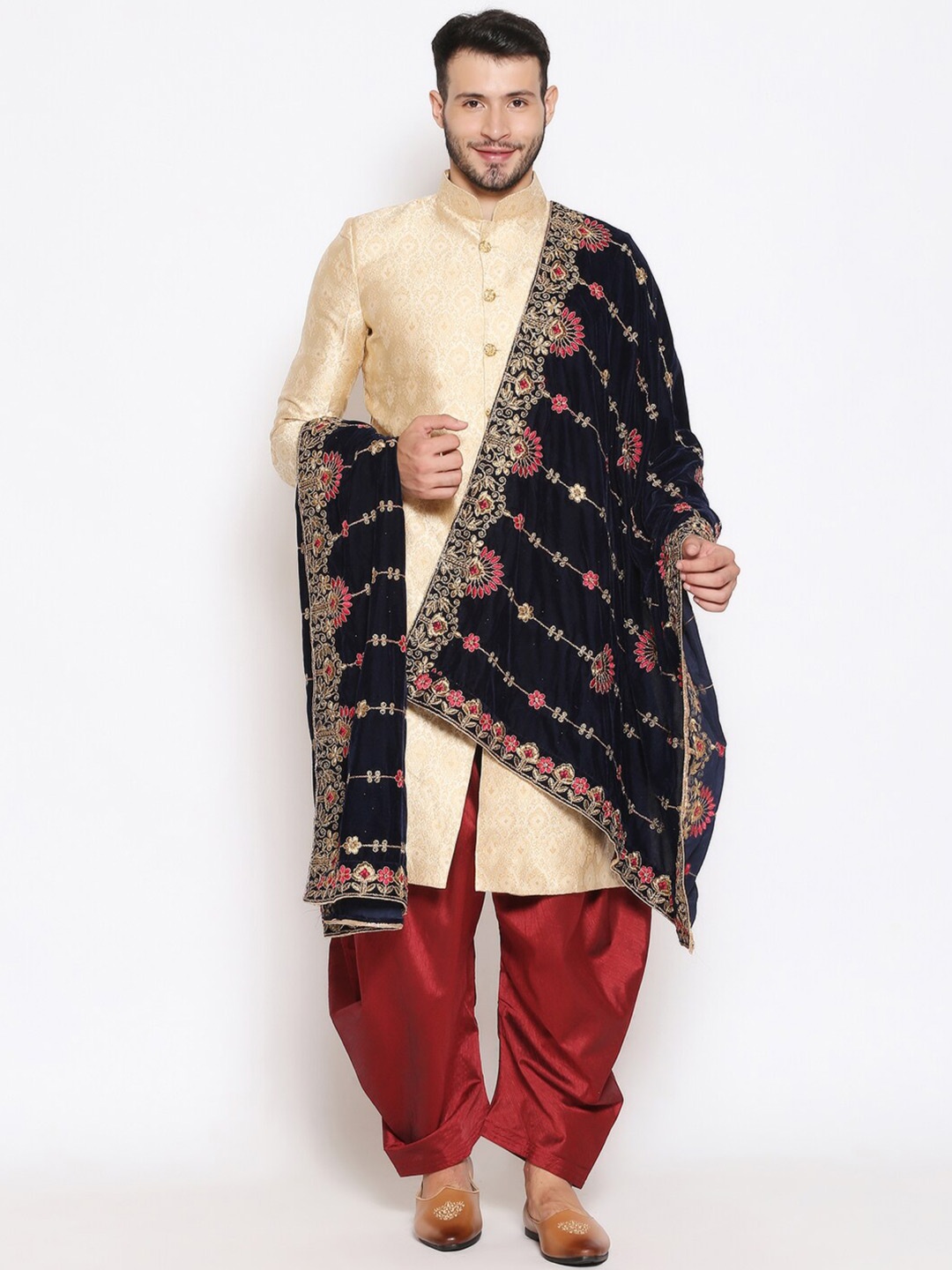 

Dupatta Bazaar Men Navy Blue & Red Embroidered Velvet Dupatta with Zardozi