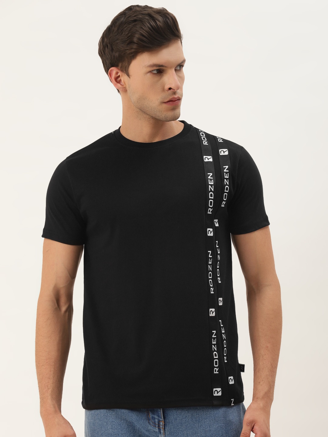 

Rodzen Men Black Brand Logo Printed Applique Slim Fit T-shirt