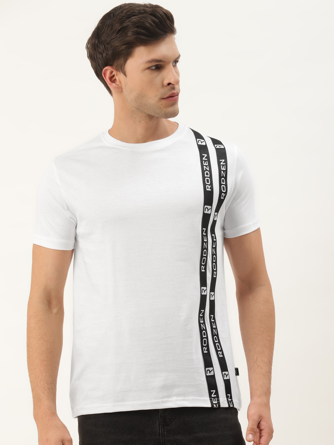 

Rodzen Men White & Black Brand Logo Printed Slim Fit T-shirt