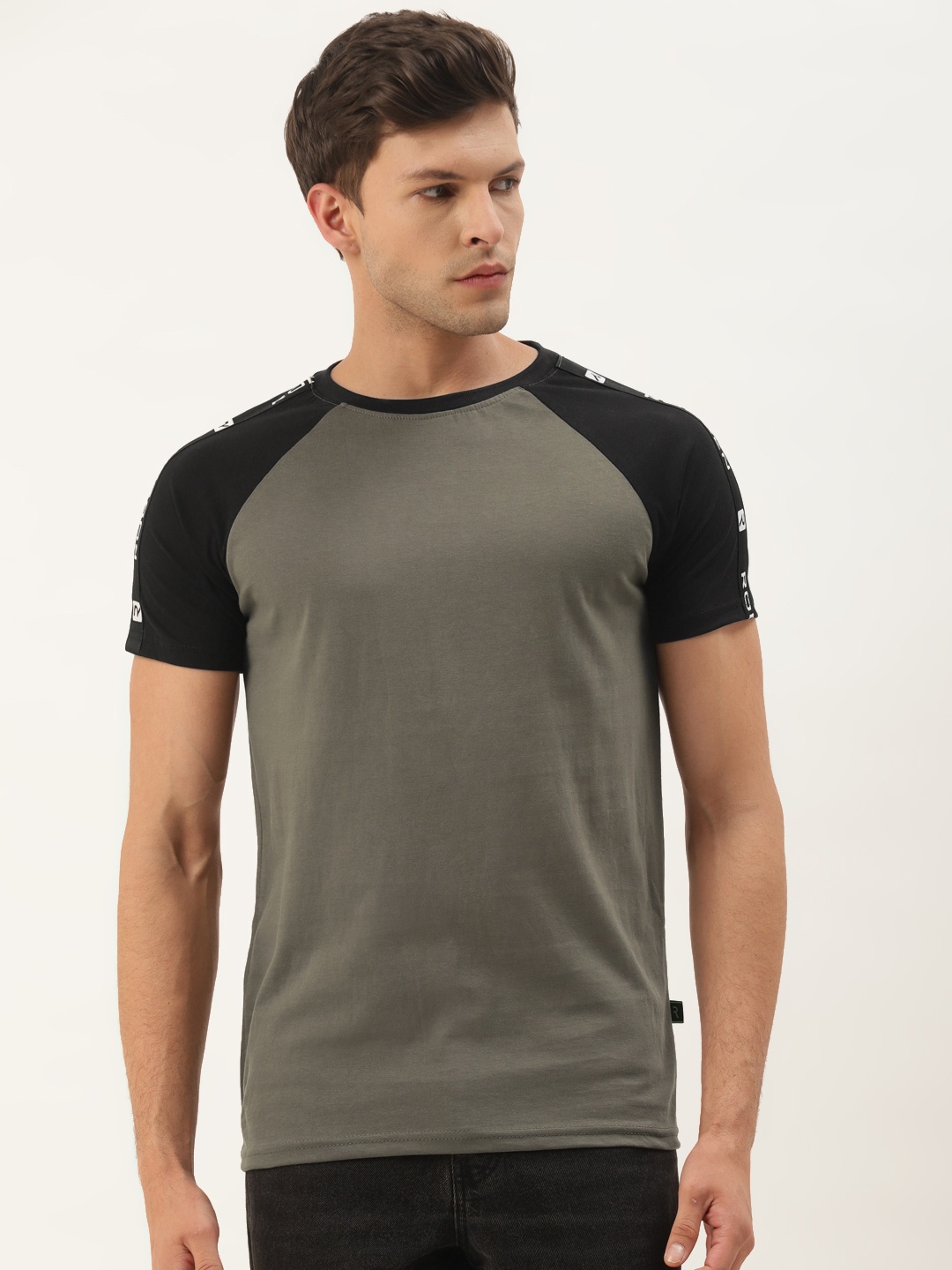 

Rodzen Men Olive Green Slim Fit T-shirt