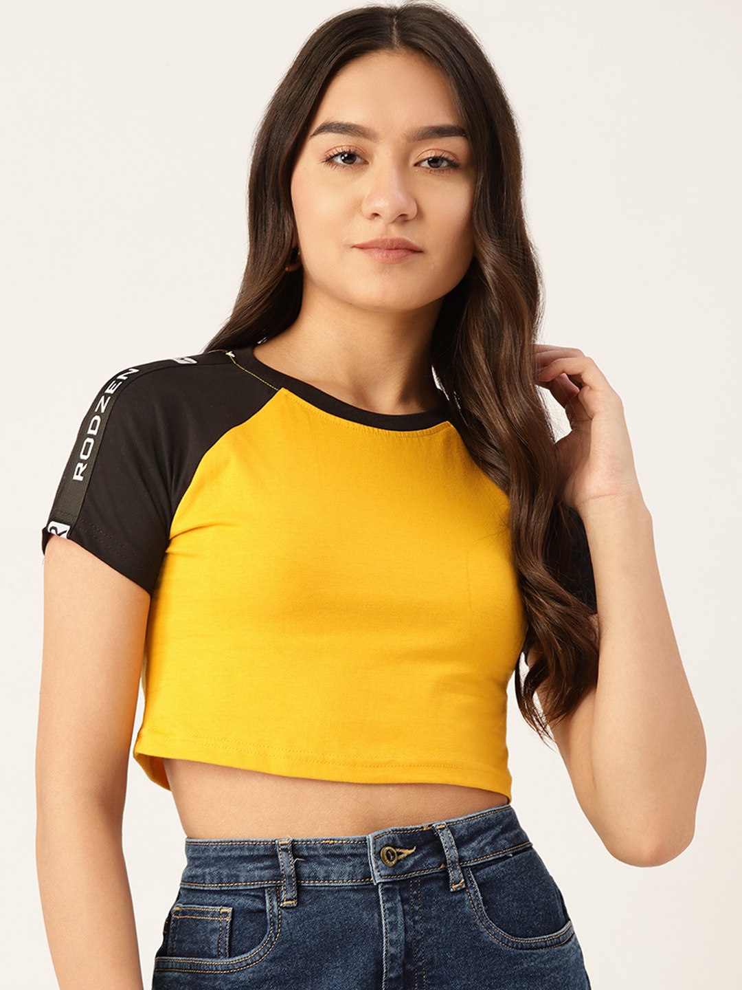 

Rodzen Women Mustard Yellow & Black Solid Pure Cotton Slim Fit Crop T-shirt