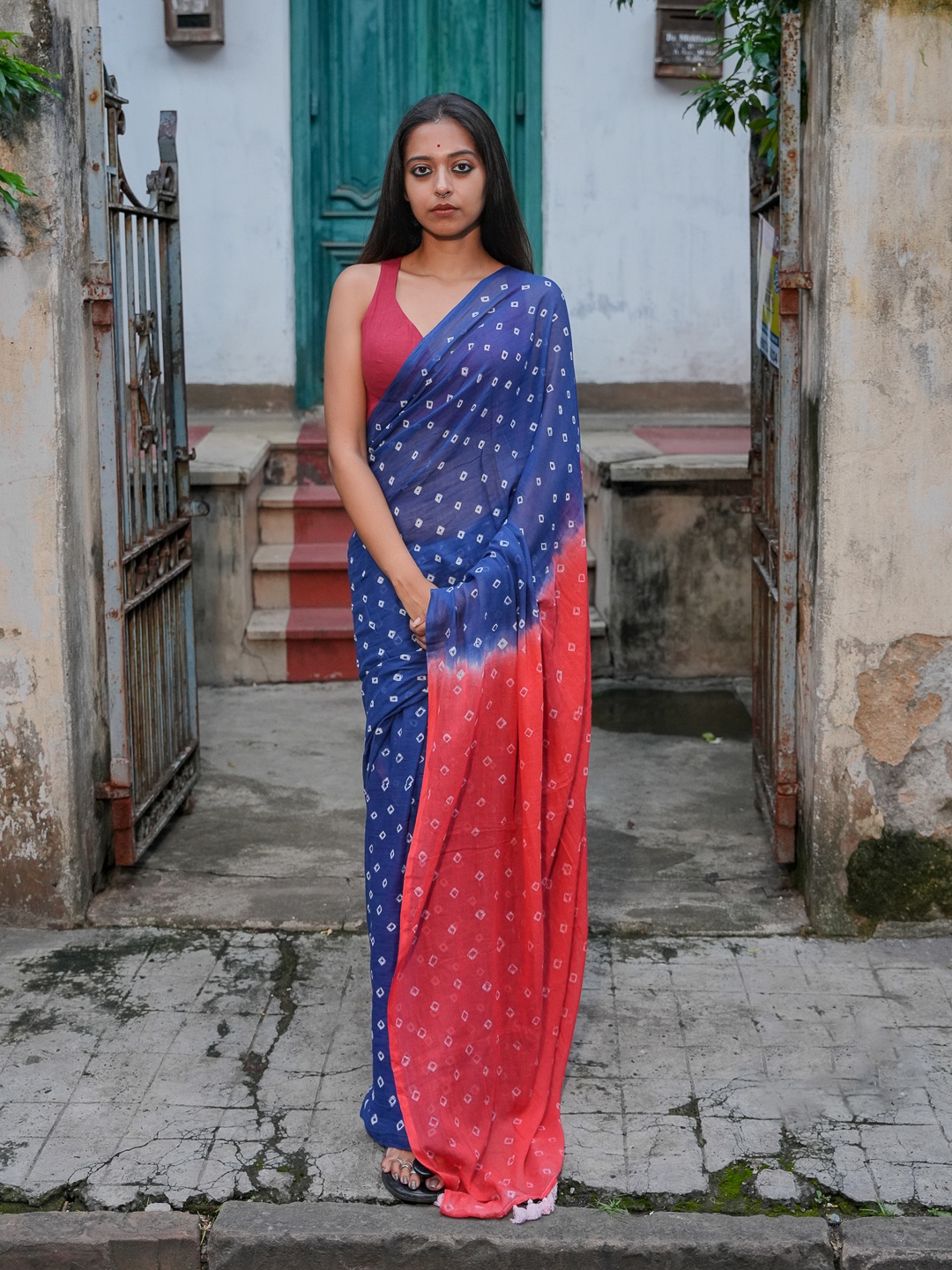 

Suta Red & Blue Bandhani Saree