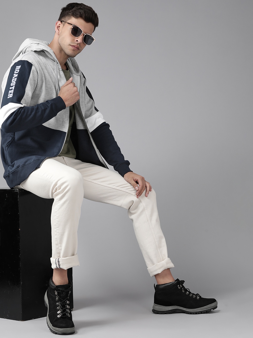 

Roadster Men Grey Melange Colourblocked Hooded Sweatshirt