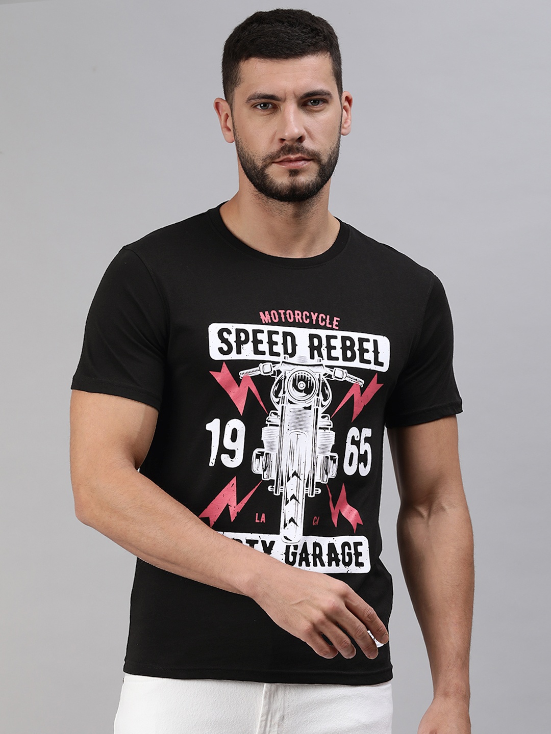 

abof Men Black & White Typography Printed Round Neck Pure Cotton T-shirt