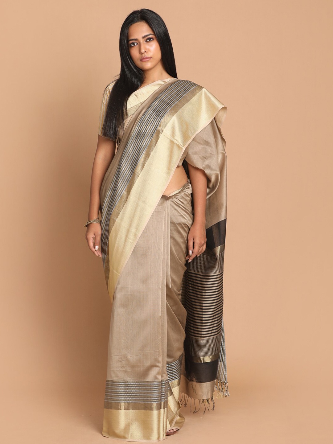 

Indethnic Beige & Grey Colourblocked Zari Silk Cotton Maheshwari Saree