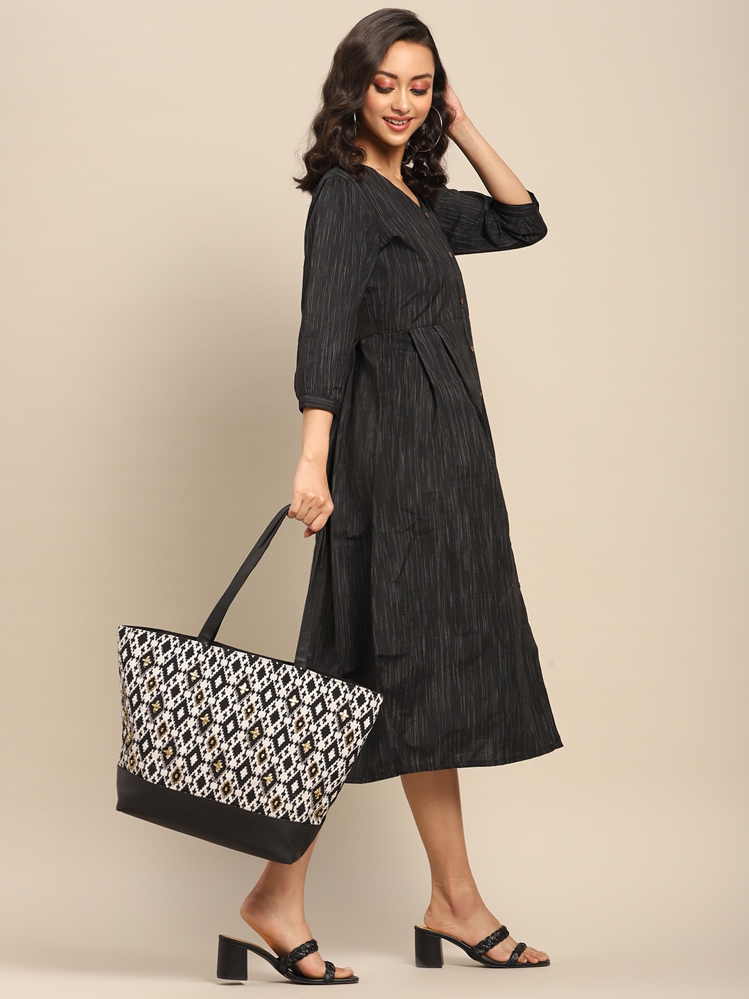 

Anouk Black & Off-White Jacquard Woven Design Shoulder Bag