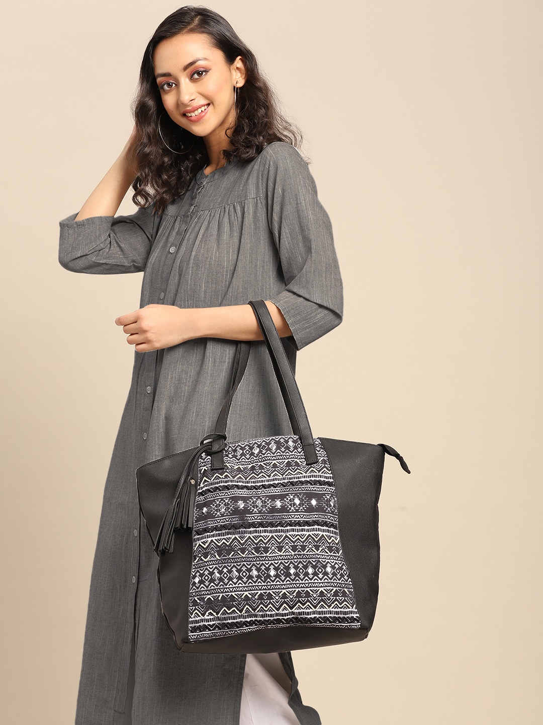 

Anouk Black & Grey Printed Shoulder Bag