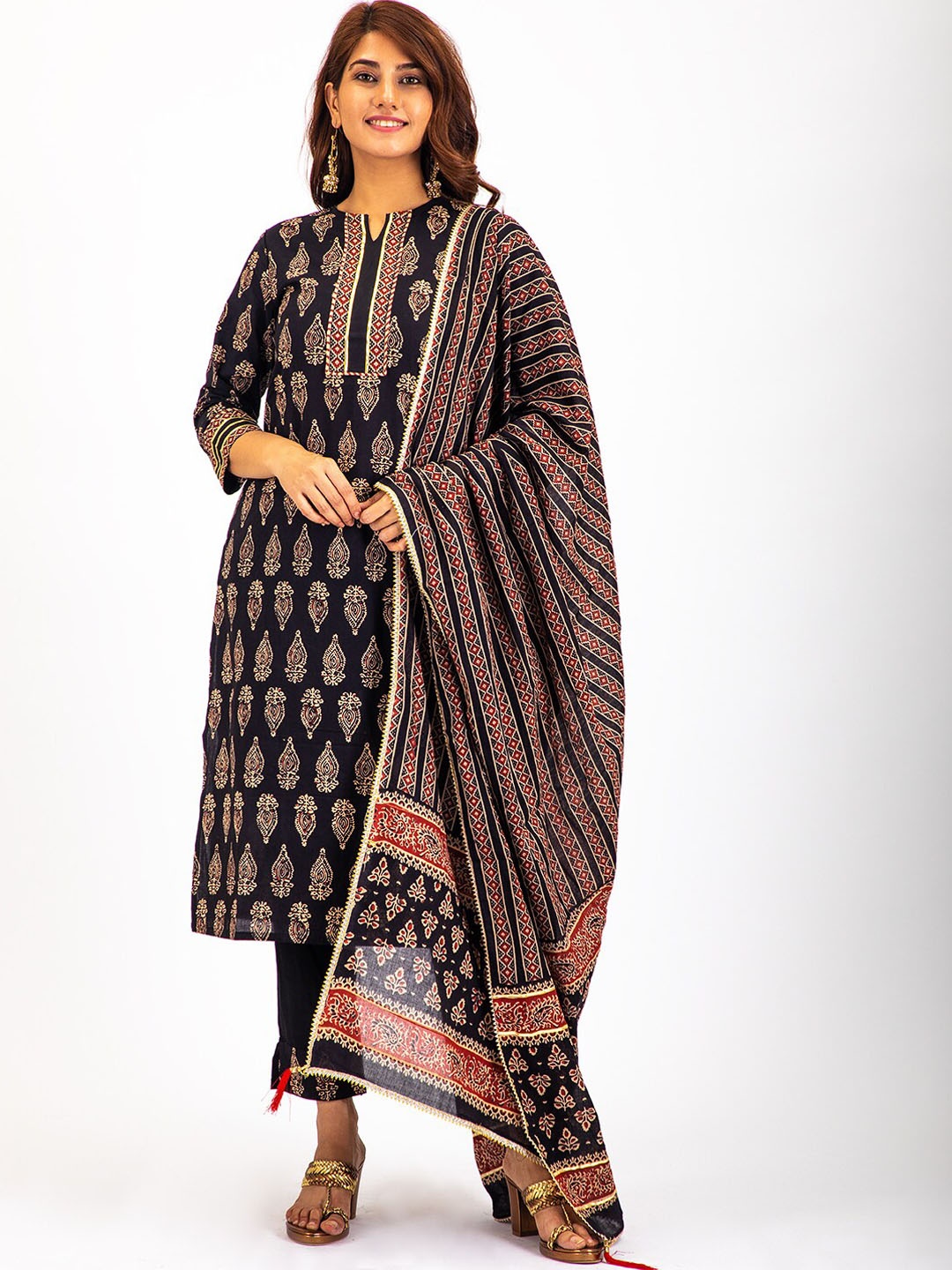 

Do Dhaage Women Black Ethnic Motifs Printed Regular Pure Cotton Kurta with Trousers & With Dupatta