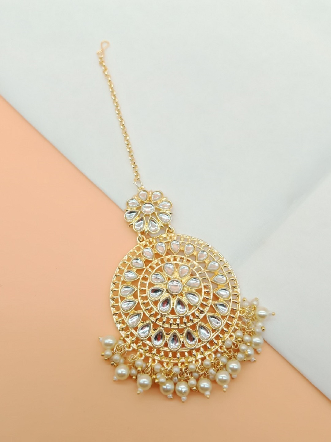 

OOMPH Gold-Toned & White Kundan Studded Jadau Maangtikka