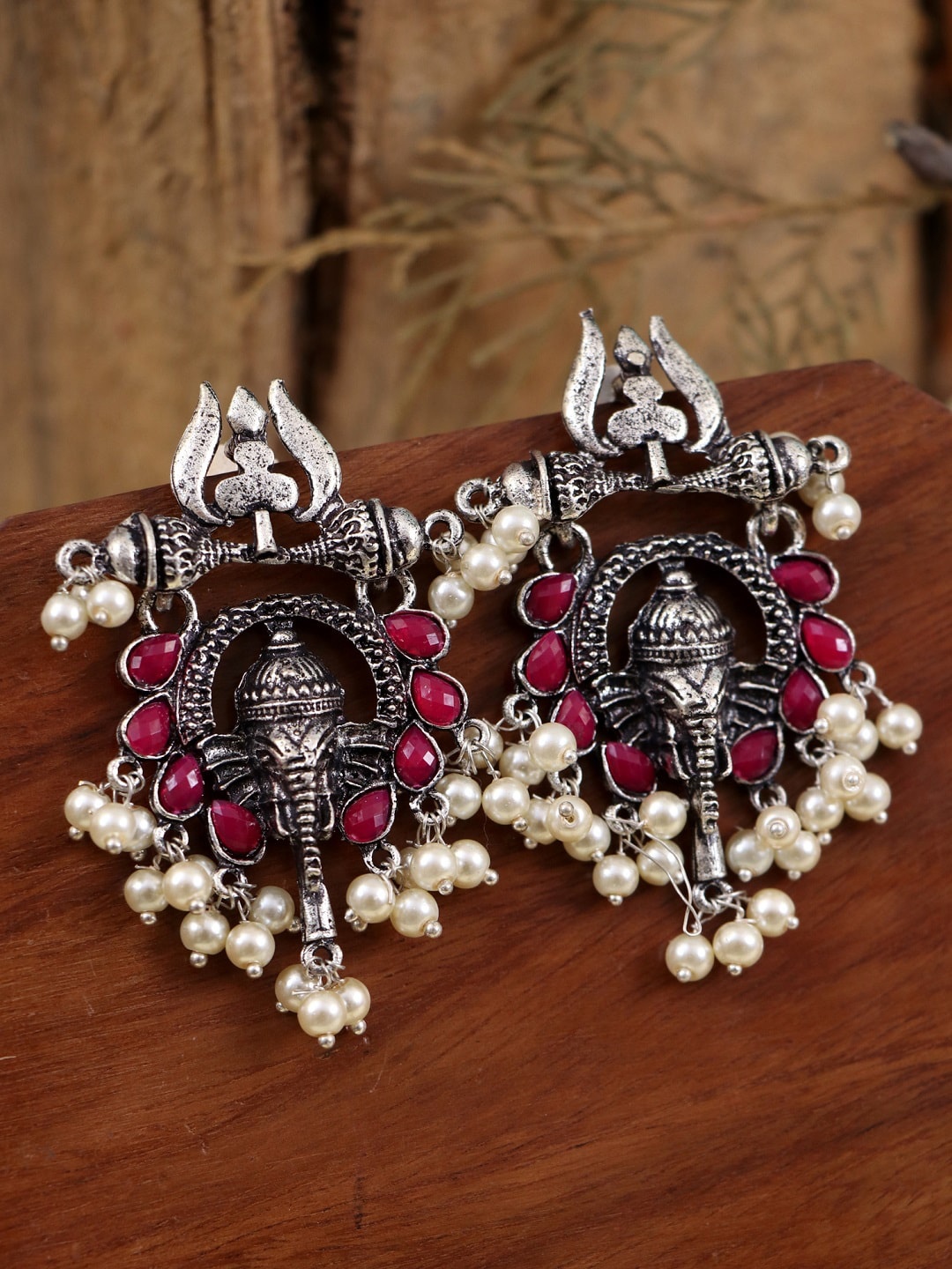 

Crunchy Fashion White & Silver-Toned Contemporary Drop Earrings