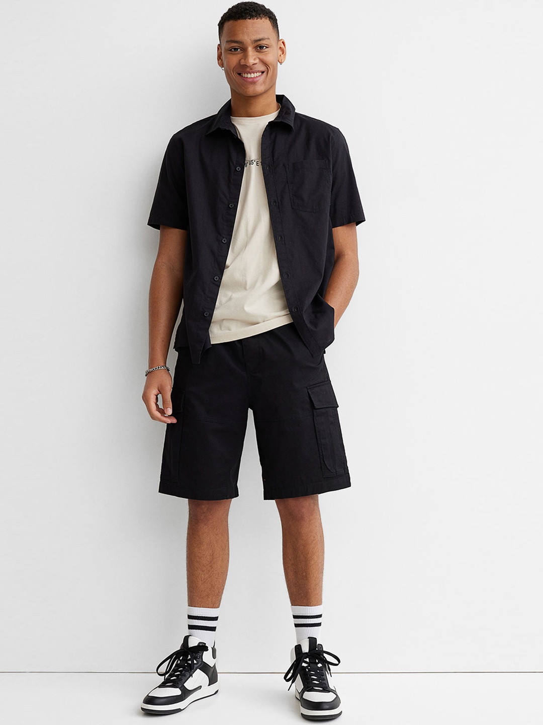 

H&M Men Black Cotton Twill Cargo Shorts