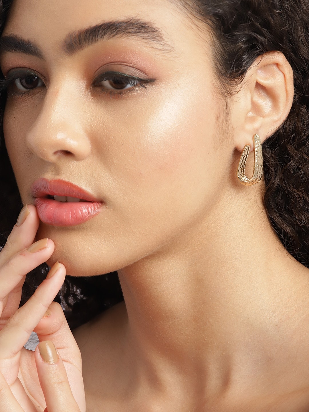 

DressBerry Set of 2 Gold-Toned Earrings