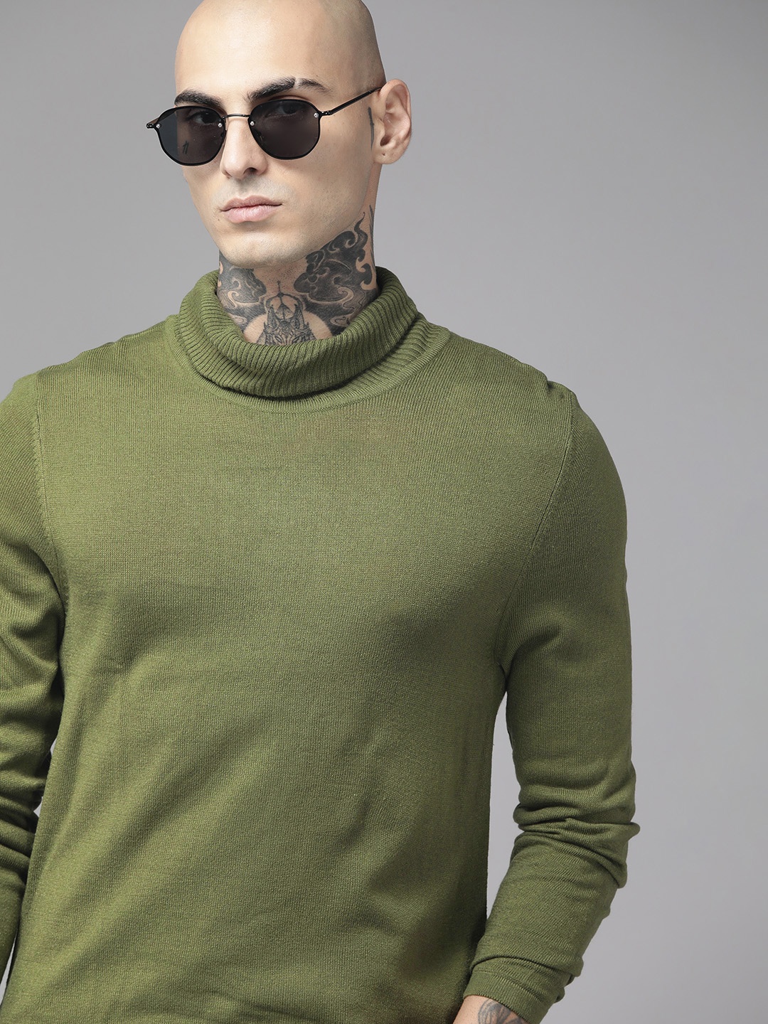 

The Roadster Lifestyle Co. Men Olive Green Solid Acrylic Turtle Neck Pullover