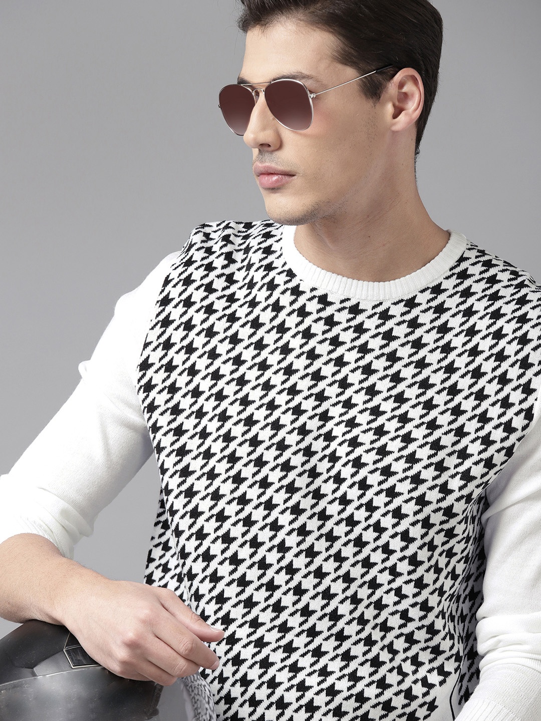 

The Roadster Lifestyle Co Men White & Black Self Design Pullover