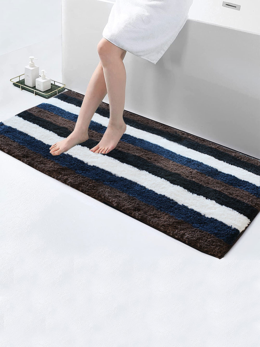 

LUXEHOME INTERNATIONAL Green & White Striped 1850 GSM Bath Rug
