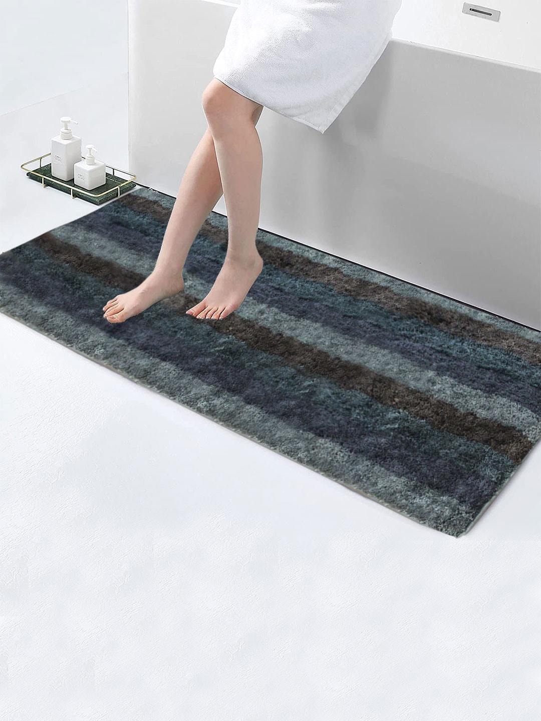 

LUXEHOME INTERNATIONAL Green & Brown Striped 1850 GSM Bath Rug