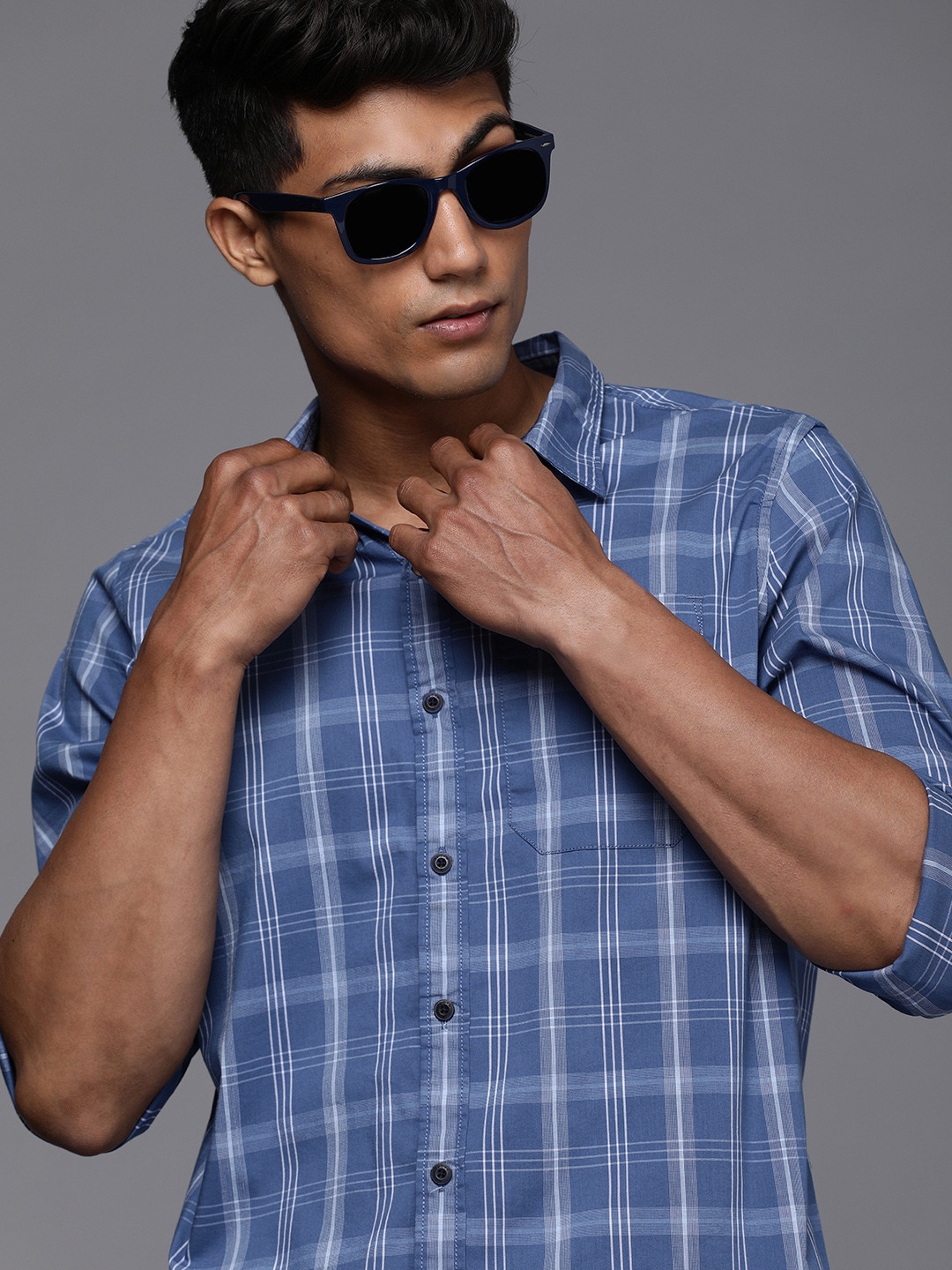 

WROGN Men Blue & White Slim Fit Checked Casual Shirt