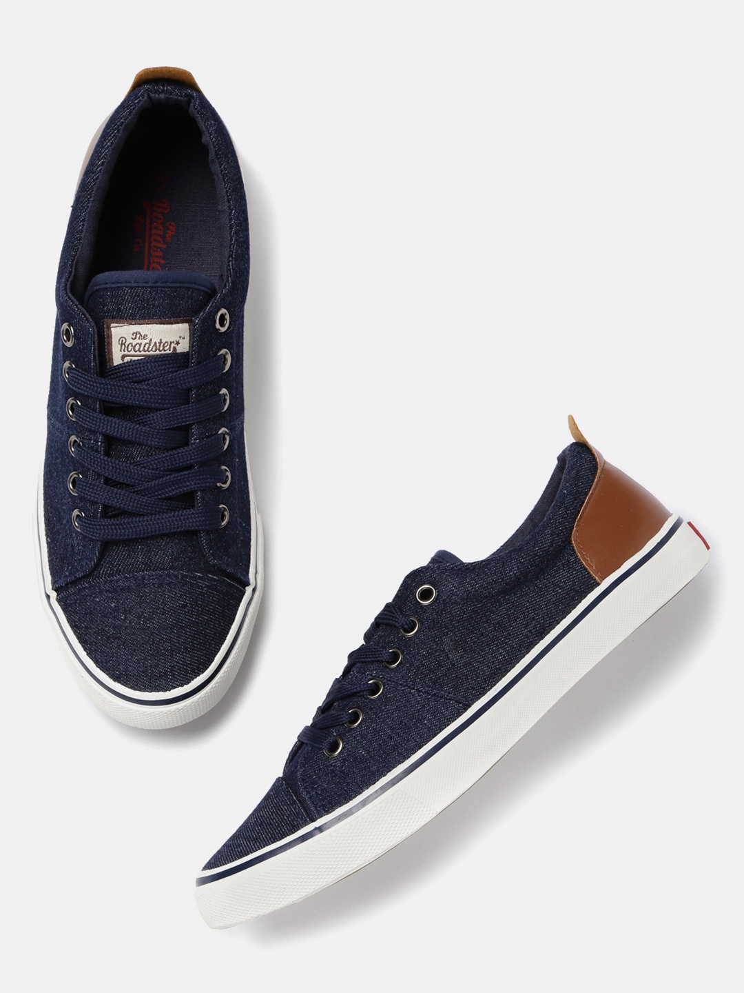 

Roadster Men Navy Solid Sneakers, Navy blue