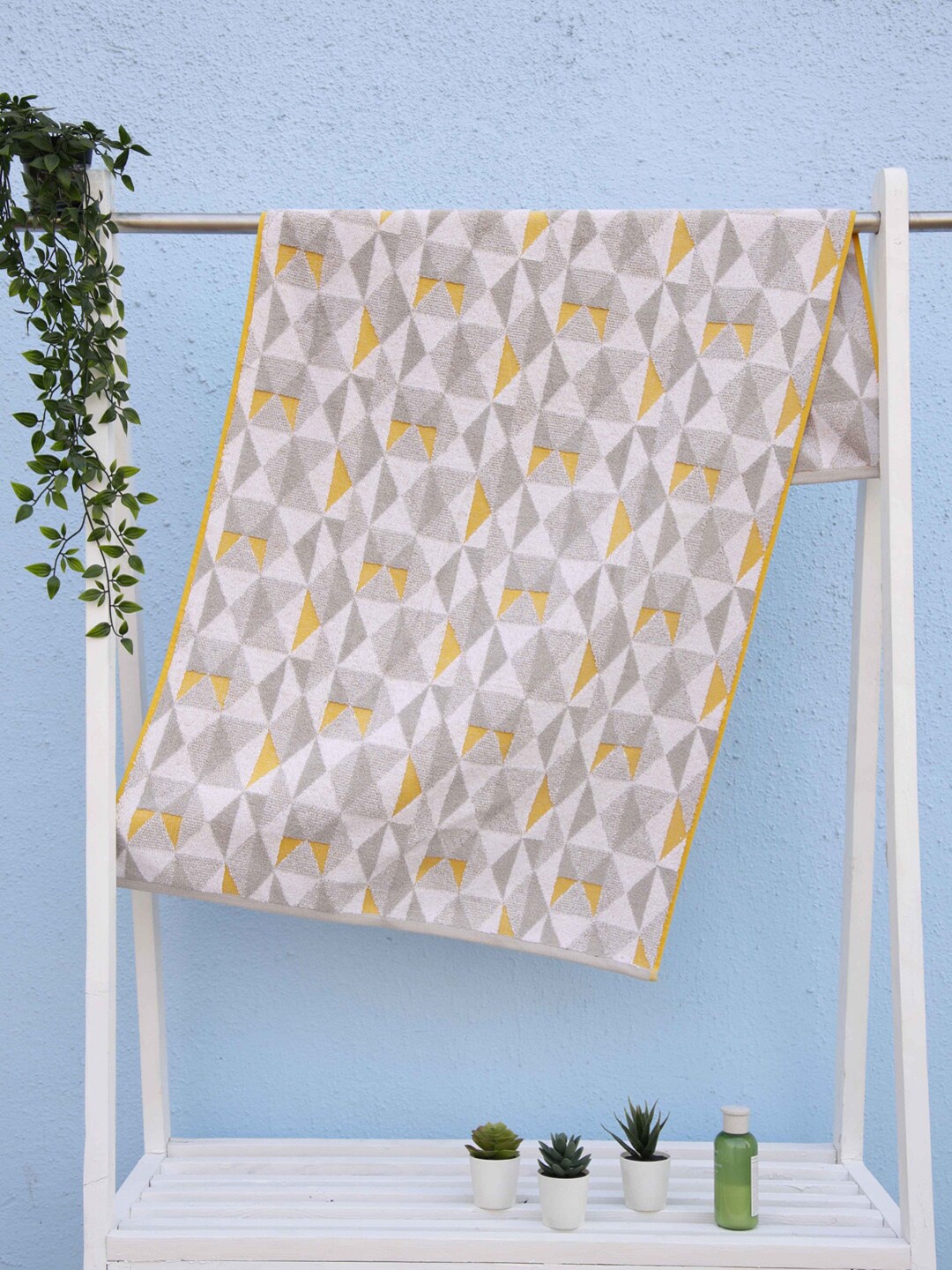 

Ariana Yellow & Grey Printed 600 GSM Cotton Bath Towel