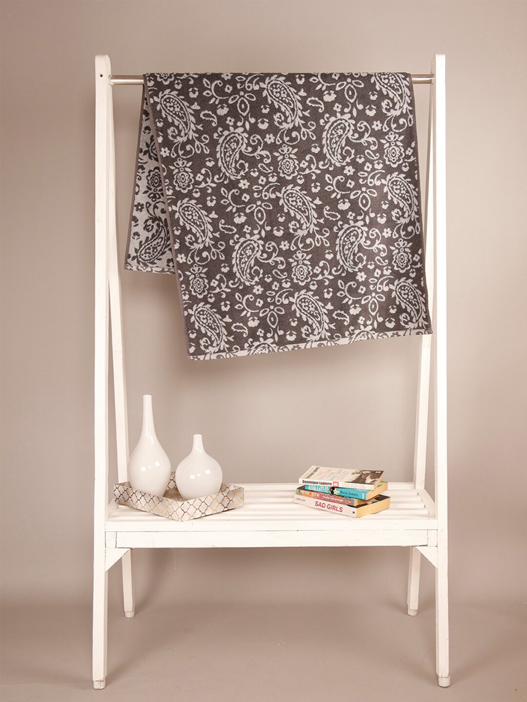 

Ariana Grey & Beige Printed 600 GSM Cotton Bath Towel