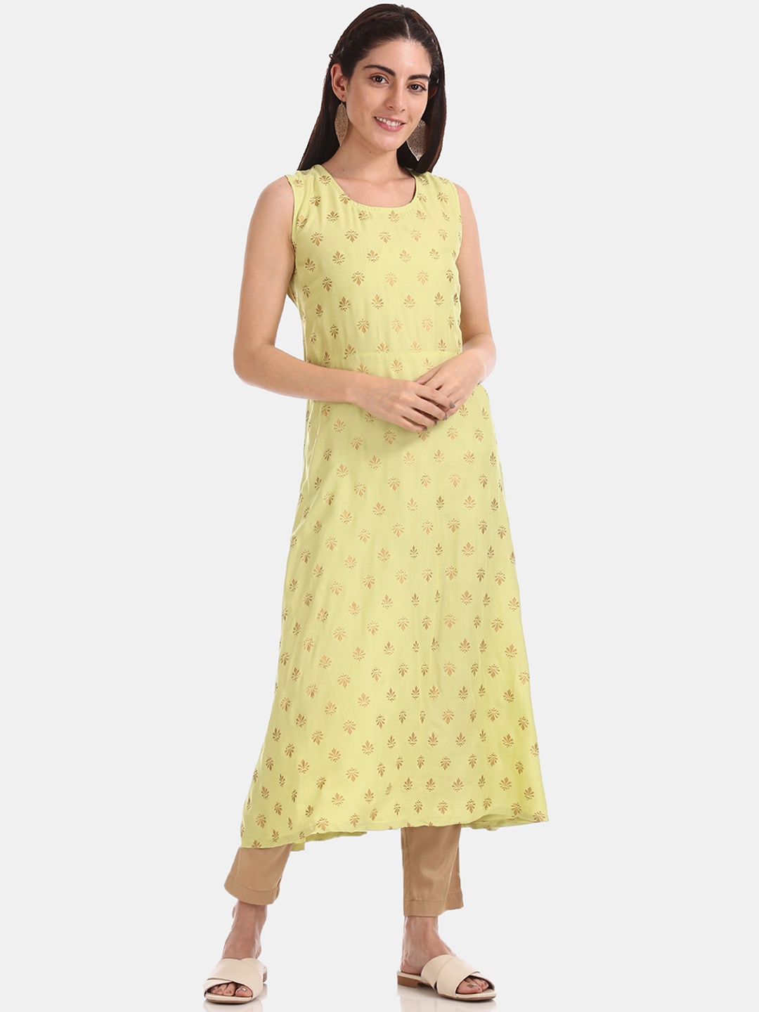 

Anahi Women Green & Pink Floral Printed Thread Work Kurta
