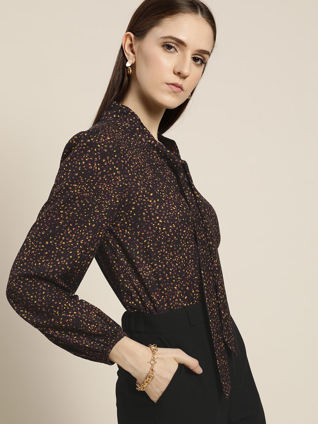 

her by invictus Black & Mustard Yellow Geometric Print Tie-Up Neck Top